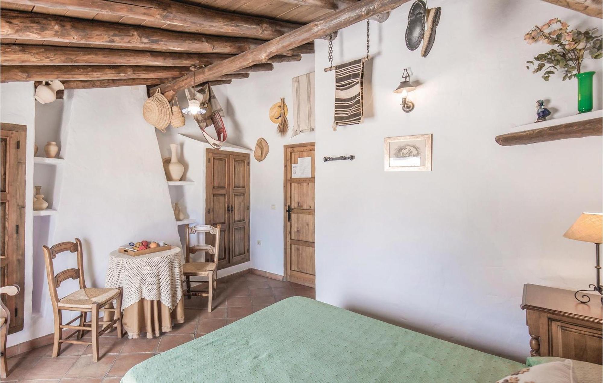 Cozy Home In Zahara De La Sierra With Kitchen Buitenkant foto