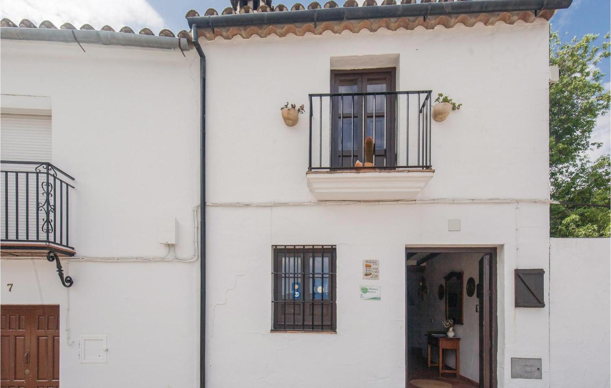 Cozy Home In Zahara De La Sierra With Kitchen Buitenkant foto