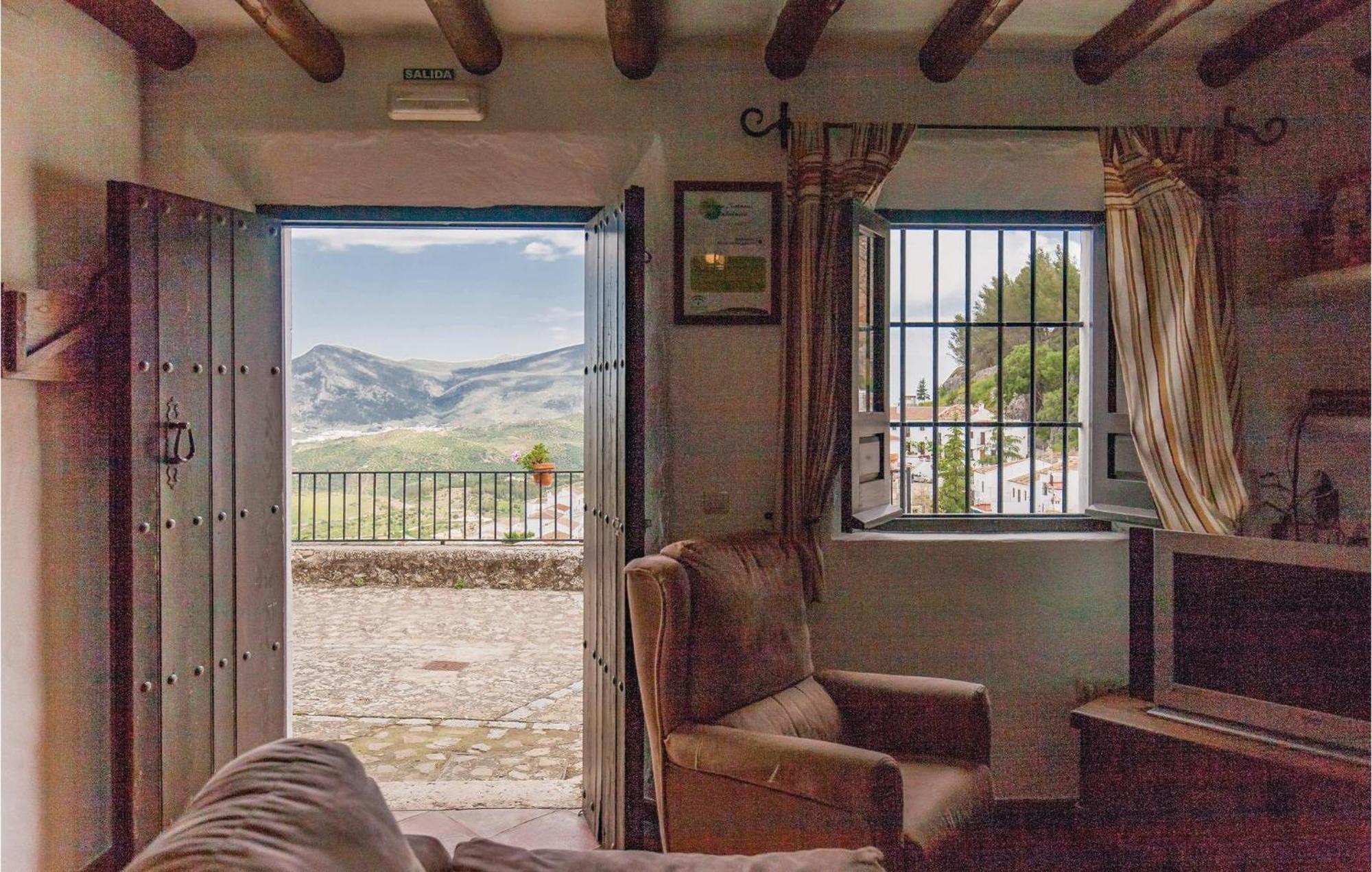 Cozy Home In Zahara De La Sierra With Kitchen Buitenkant foto